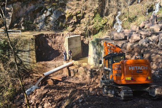 Im Unterlauf des Cuggalbaches in der Gemeinde Altrei errichten die Bauarbeiter des Landesamtes für Wildbach- und Lawinenverbauung Süd derzeit eine neue Brücke in Stahlbeton. (Foto: LPA/Landesamt für Wildbach- und Lawinenverbauung Süd in der Agentur für Bevölkerungsschutz)