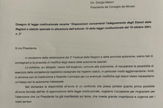 La lettera accompagnatoria del disegno di legge costituzionale per l'adeguamento degli Statuti di autonomia, firmata da tutti i presidenti delle Speciali, che il presidente della Provincia autonoma di Bolzano ha consegnato oggi a Torino nelle mani della presidente del Consiglio dei ministri. (Foto: ASP)