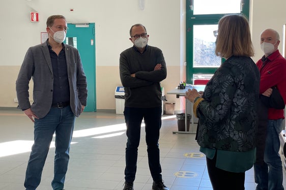 LR Bessone (l.) beim Lokalaugenschein am Oberschulzentrum G. Galilei in Bozen: Erweiterungsarbeiten abgeschlossen. (Foto: LPA/Anna Pitarelli)