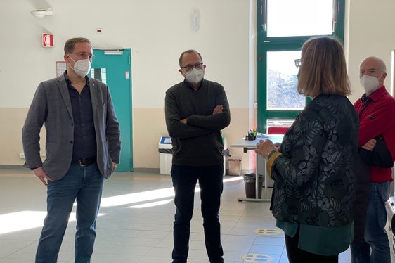 Bessone (sx) durante il sopralluogo al G. Galilei di Bolzano. (Foto: ASP/Anna Pitarelli)