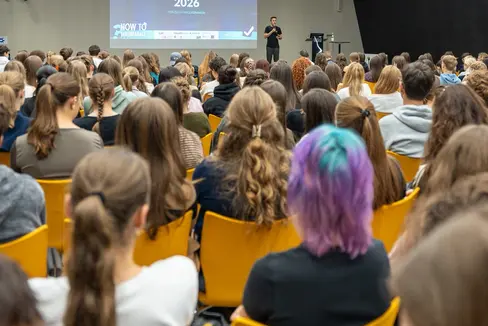 Wie lässt sich ein Maturaball sicher und erfolgreich organisieren? Antworten auf Fragen zu Haftung, Sicherheit, Finanzen, Musikrechten und Marketing erhielten am Freitag, 9. Oktober, mehr als 200 Schülerinnen und Schüler bei der zweiten Auflage von How to Maturaball im NOI Techpark in Bozen. (Foto: LPA/Landesamt für Jugendarbeit)