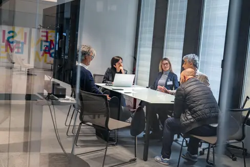 L'Amministrazione provinciale ha sperimentato una forma di assegnazione dei posti di lavoro con Speed dating più mirata e orientata alle esigenze del concorso, coinvolgendo dirigenti e candidati al fine di ottenere una consultazione rapida e senza complicazioni. (Foto: USP/Greta Stuefer)