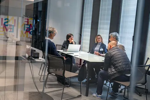 L'Amministrazione provinciale ha sperimentato una forma di assegnazione dei posti di lavoro con Speed dating più mirata e orientata alle esigenze del concorso, coinvolgendo dirigenti e candidati al fine di ottenere una consultazione rapida e senza complicazioni. (Foto: USP/Greta Stuefer)