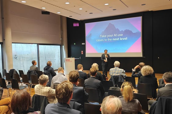 Alessio Meloni della società di consulenza Gartner ha illustrato all'Eurac le ultime tendenze e i 10 principali sviluppi tecnologici nel campo dell'intelligenza artificiale. (Foto: USP/Ursula Pirchstaller).