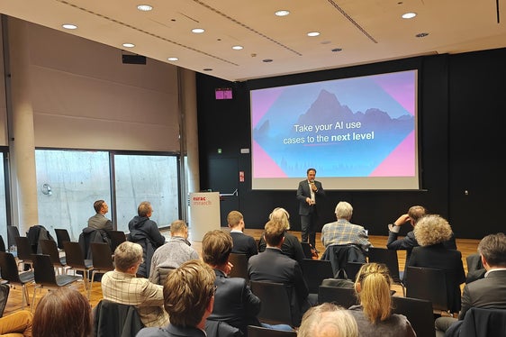 Alessio Meloni della società di consulenza Gartner ha illustrato all'Eurac le ultime tendenze e i 10 principali sviluppi tecnologici nel campo dell'intelligenza artificiale. (Foto: USP/Ursula Pirchstaller).