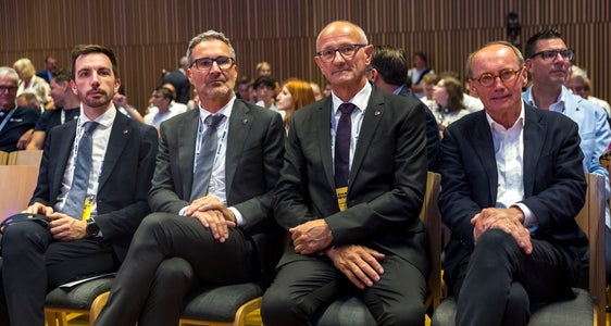 Anerkennung der Politik für die Preisträgerinnen und Preisträger: (v. l.) Landesrat Simone Marchiori (Trentino), LH Arno Kompatscher (Südtirol), LH Anton Mattle und EFA-Präsident Othmar Karas. (Foto: Land Tirol/Sedlak)