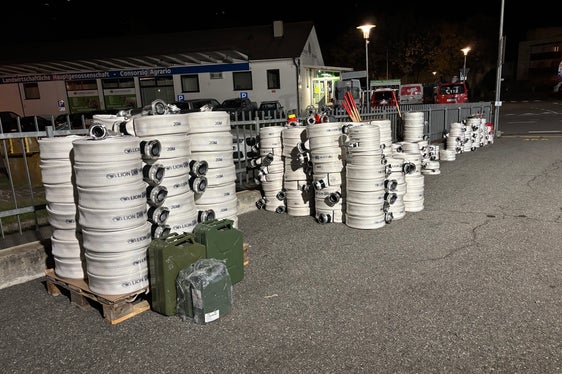 I tubi e i raccordi acquistati dalla Ripartizione Servizio Forestale sono stati consegnati il 4 novembre dall’assessore provinciale alle foreste Luis Walcher ai corpi dei vigili del fuoco volontari della Bassa Val Venosta (Foto: USP/Dipartimento Agricoltura, Foreste e Turismo/Sabine Pitscheider)