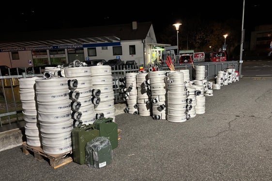 I tubi e i raccordi acquistati dalla Ripartizione Servizio Forestale sono stati consegnati il 4 novembre dall’assessore provinciale alle foreste Luis Walcher ai corpi dei vigili del fuoco volontari della Bassa Val Venosta (Foto: USP/Dipartimento Agricoltura, Foreste e Turismo/Sabine Pitscheider)