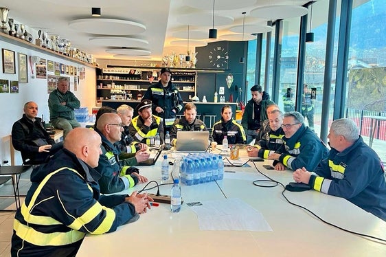 Il presidente della Provincia Arno Kompatscher ha effettuato nelle prime ore della mattinata di venerdì un sopralluogo nelle zone colpite dall'incendio boschivo (Foto: USP)