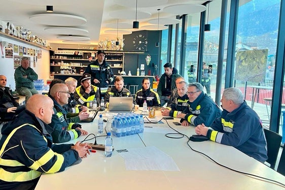 Il presidente della Provincia Arno Kompatscher ha effettuato nelle prime ore della mattinata di venerdì un sopralluogo nelle zone colpite dall'incendio boschivo (Foto: USP)