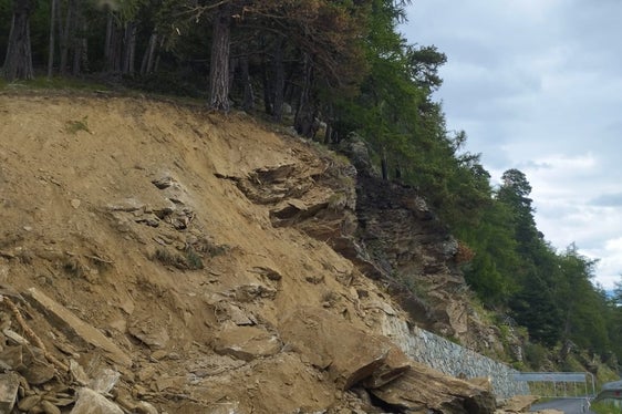Die Verlegung der Hofzufahrt Platztair war eine der Maßnahmen, die es nach dem Waldbrand in Latsch umzusetzen galt. (Foto: LPA/Forstinspektorat Schlanders)