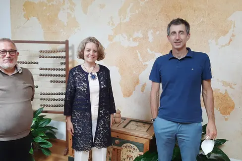 L’Intendënta Edith Ploner cun le Surastant che lascia Claudio Valentini (man ciampa) y le Surastant che mët man Federico Corradini (man dërta) Foto: USP/Intendënza ladina