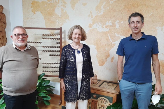 L’Intendënta Edith Ploner cun le Surastant che lascia Claudio Valentini (man ciampa) y le Surastant che mët man Federico Corradini (man dërta) Foto: USP/Intendënza ladina