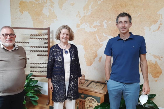 L’Intendënta Edith Ploner cun le Surastant che lascia Claudio Valentini (man ciampa) y le Surastant che mët man Federico Corradini (man dërta) Foto: USP/Intendënza ladina