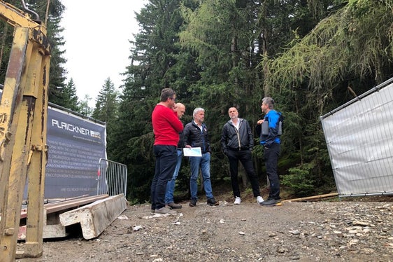 Landesrat Schuler (Mitte) beim Funkumsetzer Ratsberg in der Gemeinde Toblach mit (v.l.) Gemeindereferent Christian Plitzner, Gottfried Rier von GKN Hydrogen, Bürgermeister Martin Rienzner, Roland Fasolo vom Landesamt für Zivilschutz (Foto: LPA/Peter Möltner)