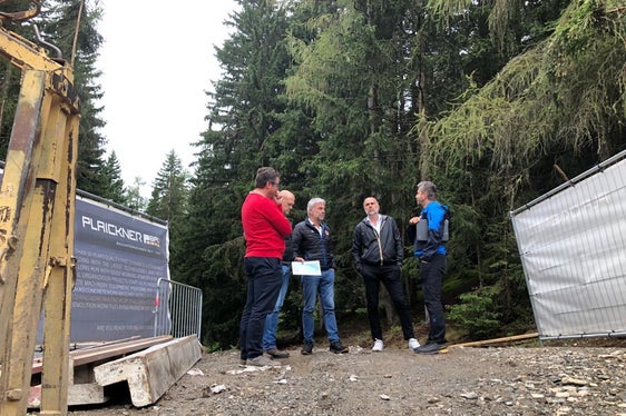 Landesrat Schuler (Mitte) beim Funkumsetzer Ratsberg in der Gemeinde Toblach mit (v.l.) Gemeindereferent Christian Plitzner, Gottfried Rier von GKN Hydrogen, Bürgermeister Martin Rienzner, Roland Fasolo vom Landesamt für Zivilschutz (Foto: LPA/Peter Möltner)