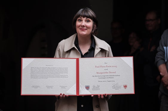 Margarethe Drexel é stata premiata con il premio Paul Flora 2025. (foto: USP/cooperativa di comunità Alta Val Venosta/Marco Telfser)