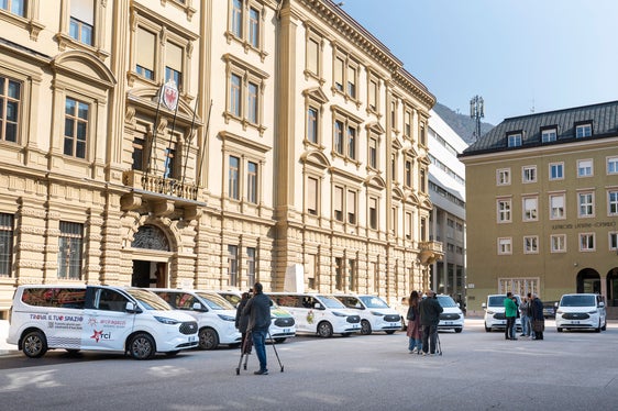 I nuovi mezzi, presentati in occasione di una conferenza stampa tenutasi il 23 marzo, sono stati acquistati da altrettante associazioni giovanili del territorio con il contributo dell’Ufficio Politiche giovanili della Provincia autonoma di Bolzano e della Fondazione Cassa di Risparmio. (Foto: USP/Fabio Brucculeri)