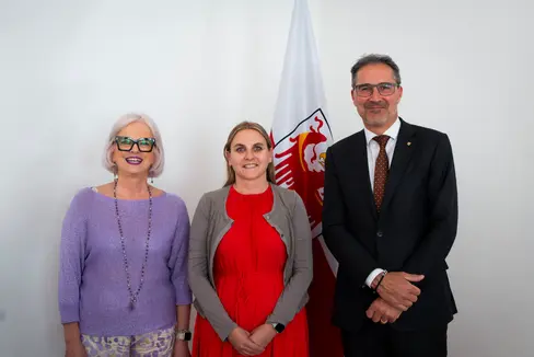 Ieri (venerdì 7 giugno), il presidente della Provincia Arno Kompatscher ha ricevuto la presidente della Commissione per le pari opportunità per le donne, Ulrike Oberhammer (al centro), e la vicepresidente, Nadia Mazzardis (a sinistra). (Foto: ASP/Fabio Brucculeri)