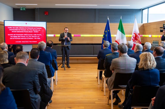 Il saluto del vicepresidente della Provincia, Marco Galateo, prima della relazione del viceministro Leo (Foto: ASP/Fabio Brucculeri)