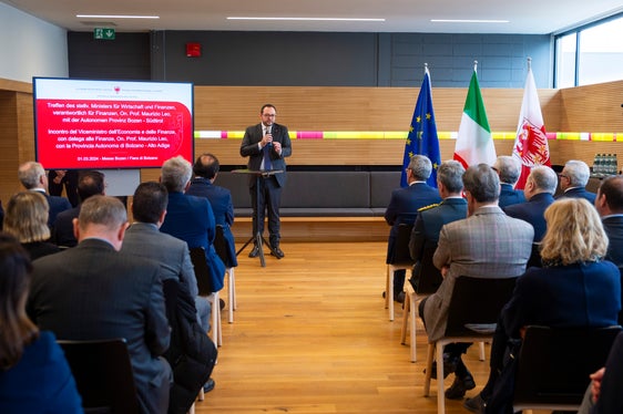 Il saluto del vicepresidente della Provincia, Marco Galateo, prima della relazione del viceministro Leo (Foto: ASP/Fabio Brucculeri)