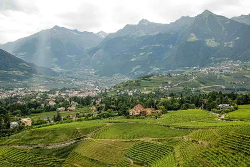 Wohnen in Hanglage verbinden viele mit Komfort. Bislang war es allerdings schwierig, die Benutzungsgenehmigung für Wohnzwecke zu erhalten, weil zwei Drittel der Kubatur dafür über der Erde liegen mussten. Jetzt müssen nur mehr zwei Drittel der Wohnräume über der Erde liegen. (Foto: IDM/Tiberio Sorvillo)