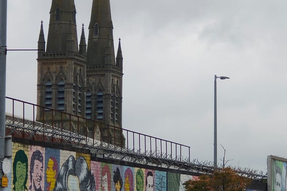 Una parte delle peaces lines a Belfast, il celebre muro che separa la capitale dell'Irlanda del Nord. (Foto: USP/Servizio giovani/Konrad Pamer)