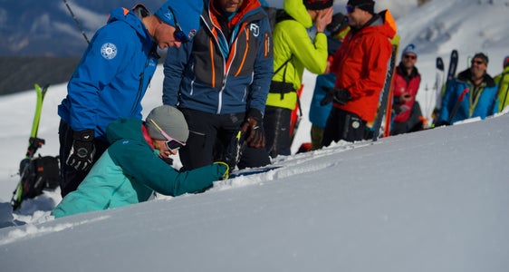 Praxisteil bei der Ausbildung: Untersuchung von Schneedecken, Erstellen und Interpretieren von Schneeprofilen sowie Auslösetests. (Foto: Land Tirol)