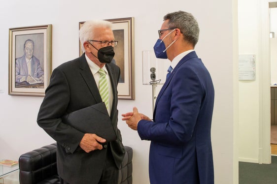 Die Themen Nachhaltigkeit und Energiewende sowie Landwirtschaft und Forschung standen im Mittelpunkt des Gesprächs zwischen LH Kompatscher und Ministerpräsident Kretschmann (l.). (Foto: LPA/Fabio Brucculeri)