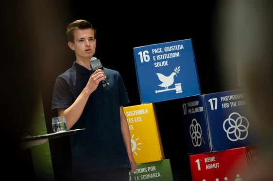 Simon Harder, in Vertretung des Klimabürgerrats betonte, dass sich alle Menschen fürs Klima einsetzen könnten: Wir haben gesehen, dass viele Menschen, auch aus Bereichen, aus denen man nicht gerechnet hätte, sich einsetzen. Der Partizipationsprozess zeigt darum auch, wie viel man gemeinsam erreichen kann. (Foto: LPA/Fabio Brucculeri)