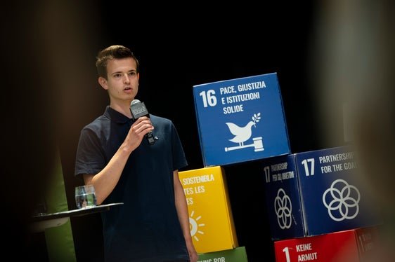 Simon Harder, in Vertretung des Klimabürgerrats betonte, dass sich alle Menschen fürs Klima einsetzen könnten: Wir haben gesehen, dass viele Menschen, auch aus Bereichen, aus denen man nicht gerechnet hätte, sich einsetzen. Der Partizipationsprozess zeigt darum auch, wie viel man gemeinsam erreichen kann. (Foto: LPA/Fabio Brucculeri)