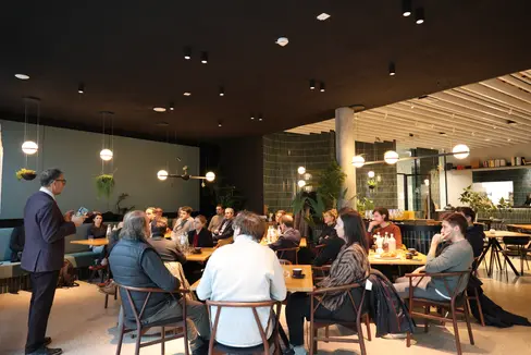 Im NOBIS in Bruneck nutzten die anwesenden Unternehmerinnen und Unternehmer die Gelegenheit mit Abteilungsdirektor Franz Schöpf (stehend) ins Gespräch zu kommen. (Foto: LPA/Julia Profanter)