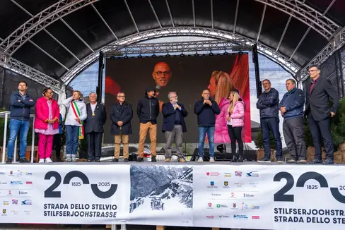Una festa condivisa in un luogo leggendario: il Passo dello Stelvio. Nella foto (da sinistra) Rafael Alber (sindaco di Prato allo Stelvio, Gabriella Binkert Becchetti (presidente comunale e regionale dell'Engadina Bassa/Val Müstair), Silvia Cavazzi (sindaca di Bormio), Franz Heinisch (sindaco di Stelvio), gli assessori provinciali Christian Bianchi e Daniel Alfreider, Davide Menegola (presidente della Provincia di Sondrio), Massimo Sertori (assessore regionale della Lombardia), il presidente della Provincia autonoma di Bolzano Arno Kompatscher, il senatore Luigi Spagnolli, Marcus Caduff (presidente del Governo dei Grigioni). (Foto: Enrico Pozzi)