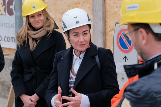 Mit der Möglichkeit des 'bezahlbaren Mietzinses' wollen wir Sozialwohnungen für Einzelpersonen und Familien öffnen, welche die Zulassungskriterien für den sozialen Wohnbau erfüllen, aber über ein – zu hohes – Einkommen verfügen, das sie von der Sozialmiete ausschließt, sagt Wohnlandesrätin Ulli Mair. (Foto: LPA/Lukas Forer)