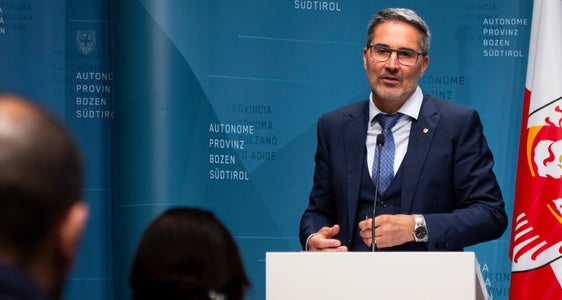 Freiheit, Demokratie, soziale Gerechtigkeit und Gewaltlosigkeit: Am Tag der Befreiung erinnert Landeshauptmann Kompatscher an die in der italienischen Verfassung festgeschriebenen vier Prinzipien. (Ft: LPA/Fabio Brucculeri)