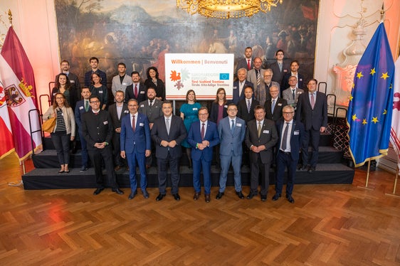 Foto di gruppo per la cerimonia dell'Euregio in occasione della celebrazione dei 10 anni di attività dell'Euregio (Foto: Land Tirol / Sedlak)