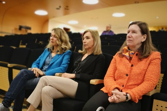 L’ispettrice scolastica Verena Mitterer e la dirigente Laura Cocciardi (da sinistra) hanno fornito alla console Susanne Welter un quadro completo delle attività didattiche della sezione internazionale tedesca del Pascoli (Foto: ASP/Luca Ciprari)