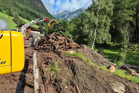 Durante gli eventi alluvionali, la legna selvatica viene trascinata, come avvenuto durante la frana nel rio di Rattisio Vecchio in Val Senales del 6 luglio (nella foto). L'Ufficio Sistemazione bacini montani ovest dell'Agenzia per la Protezione civile ha smaltito questa legna selvatica in modo professionale. (Foto: USP/Ufficio Sistemazione bacini montani ovest dell'Agenzia per la Protezione civile/Martin Eschgfäller)