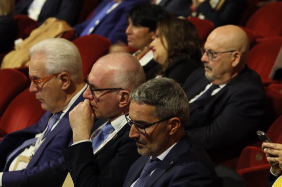 Il presidente della Provincia autonoma di Bolzano Arno Kompatscher (a destra), oggi al Teatro Petruzzelli di Bari, affiancato dal presidente della Valle d'Aosta Testolin e dal presidente della Regione Toscana Giani (Foto: Conferenza delle Regioni e delle Province autonome)