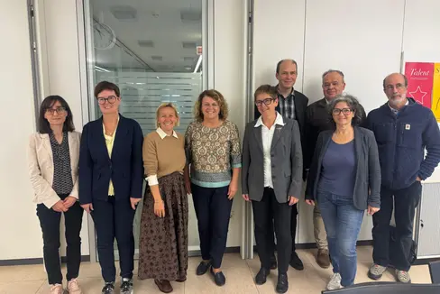 Mitglieder des Koordinierungstisches gegen Lebensmittelverschwendung rund um Landesrätin Rosmarie Pamer (4.v.l.) haben sich bei Gudrun Obersteiner (5.v.l.) und Peter Beigl (4.v.r.) über das Konzept für die Bestimmung des Lebensmittelaufkommens bei Gaststätten, Tourismus und Haushalten informiert. (Foto: LPA/Ressort Sozialer Zusammenhalt, Familie, Senioren, Genossenschaften und Ehrenamt)