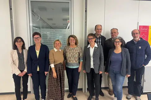 Mitglieder des Koordinierungstisches gegen Lebensmittelverschwendung rund um Landesrätin Rosmarie Pamer (4.v.l.) haben sich bei Gudrun Obersteiner (5.v.l.) und Peter Beigl (4.v.r.) über das Konzept für die Bestimmung des Lebensmittelaufkommens bei Gaststätten, Tourismus und Haushalten informiert. (Foto: LPA/Ressort Sozialer Zusammenhalt, Familie, Senioren, Genossenschaften und Ehrenamt)