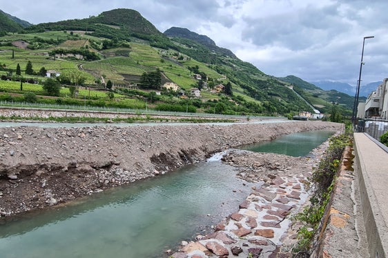 Die Wildbacharbeiter haben an die Uferschutzmauer am Eisack eine Pflasterung angeschlossen, im Bild auf der Höhe der Mila im Bozner Stadtteil Kampill. (Foto: LPA/Landesamt für Wildbach- und Lawinenverbauung Süd in der Agentur für Bevölkerungsschutz)