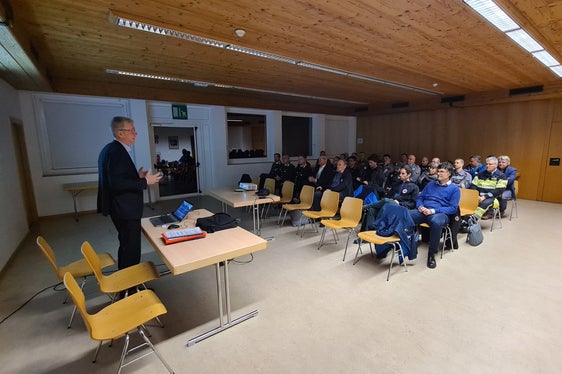 Il direttore tecnico di Alperia Greenpower, Andreas Bordonetti (in piedi) e il direttore dell'Ufficio Idrologia e dighe dell’Agenzia per la Protezione civile, Roberto Dinale (nella foto in prima fila, il primo da destra destra) hanno fornito informazioni su vari aspetti delle dighe presso la Sala comunale di Martello. (Foto: ASP/Ufficio Idrologia e dighe dell’Agenzia per la Protezione civile)
)