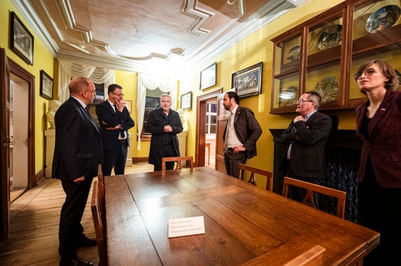 Il segretario di Stato all’Istruzione della Turingia Bernd Uwe Althaus (primo da sinistra), il ministro dell’Istruzione, della Scienza e della Cultura Christian Tischner (secondo da sinistra) e un collaboratore della Goethehaus a colloquio con la delegazione altoatesina (da sinistra, l’assessore provinciale Philipp Achammer, il direttore per l’ Istruzione e la Formazione tedesca Gustav Tschenett e la direttrice dell’Ufficio Innovazione e tecnologia Kathrin Oberrauch). (Foto: USP/Thomas Müller)