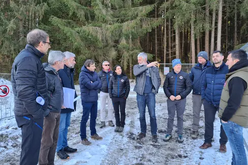 Un momento del sopralluogo a Falzes Pfalzen. Nella foto (da sinistra) il direttore dell'Agenzia per la Protezione civile Klaus Unterweger, il funzionario comunale Silvester Regele, l'assessore provinciale Arnold Schuler, il proprietario terriero Siegfried Gatterer, il direttore Sandro Gius, il tecnico Sabrina Horak, il tecnico Martin Moser, il direttore Fabio De Polo, il caposquadra Armin Oberarzbacher, il sindaco Roland Tinkhauser ed il funzionario comunale Hannes Hopfgartner (Foto: ASP/Agenzia per la protezione civile/Judith Weissensteiner)