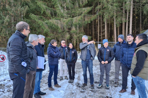 Un momento del sopralluogo a Falzes Pfalzen. Nella foto (da sinistra) il direttore dell'Agenzia per la Protezione civile Klaus Unterweger, il funzionario comunale Silvester Regele, l'assessore provinciale Arnold Schuler, il proprietario terriero Siegfried Gatterer, il direttore Sandro Gius, il tecnico Sabrina Horak, il tecnico Martin Moser, il direttore Fabio De Polo, il caposquadra Armin Oberarzbacher, il sindaco Roland Tinkhauser ed il funzionario comunale Hannes Hopfgartner (Foto: ASP/Agenzia per la protezione civile/Judith Weissensteiner)