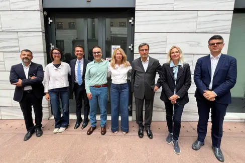 La Direzione Istruzione e Formazione italiana si è arricchita nell’ultimo anno di nuovi membri dello staff del sovrintendente. I nuovi ispettori sono Marco Fontana, Chiara Nocentini e Christian Rispoli. Nella foto gli ispettori scolastici con il sovrintendente scolastico Vincenzo Gullotta. In ordine (da sinistra a destra): Silvano Trolese, Patrizia Corrà, il sovrintendente Vincenzo Gullotta, Fabio Furciniti, Verena Mitterer, Marco Fontana, Chiara Nocentini, Christian Rispoli. (Foto: USP)