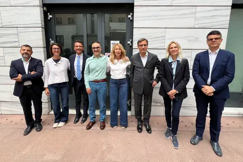 La Direzione Istruzione e Formazione italiana si è arricchita nell’ultimo anno di nuovi membri dello staff del sovrintendente. I nuovi ispettori sono Marco Fontana, Chiara Nocentini e Christian Rispoli. Nella foto gli ispettori scolastici con il sovrintendente scolastico Vincenzo Gullotta. In ordine (da sinistra a destra): Silvano Trolese, Patrizia Corrà, il sovrintendente Vincenzo Gullotta, Fabio Furciniti, Verena Mitterer, Marco Fontana, Chiara Nocentini, Christian Rispoli. (Foto: USP)