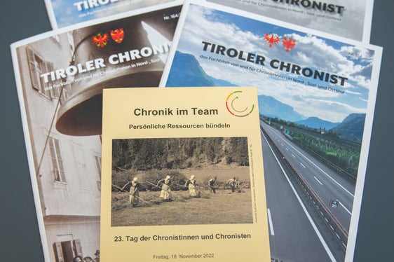 Circa un centinaio di croniste e cronisti hanno accettato l'invito dell'Archivio provinciale dell'Alto Adige per la 23a Giornata delle croniste e dei cronisti, che si è tenuta oggi (18 novembre), al Palazzo della Provincia 1 di Bolzano (Foto: ASP/Fabio Brucculeri)