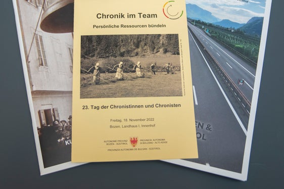 Südtirols Chronisten arbeiten eng mit den Kollegen in Nord- und Osttirol zusammen. Im Bild die vom Tiroler Bildungsforum herausgegebene Zeitschrift Tiroler Chronist, an der auch Südtirol mitarbeitet. (Foto: LPA/Fabio Brucculeri)